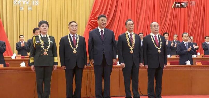 รัฐบาลจีนมอบรางวัลเชิดชู 4 บุคคลต้นแบบที่อุทิศตนต่อสู้การแพร่ระบาด COVID -19